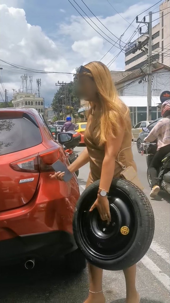 นักท่องเที่ยวแสบ รถโดนล็อกล้อที่ภูเก็ต ถอดยางอะไหล่ใส่ดื้อ ๆ นักท่องเที่ยวแสบ รถโดนล็อกล้อที่ภูเก็ต ถอดยางอะไหล่ใส่ดื้อ ๆ