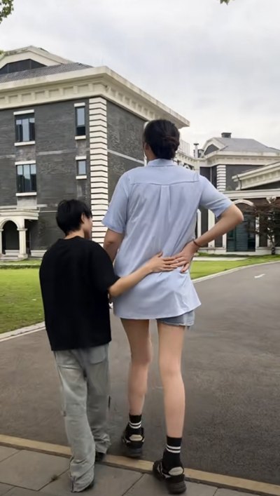 สาวร่างยักษ์สูง 220 ซม. ตั้งท้องหนุ่มต่างไซซ์ เจอดราม่า ท้องได้จริงเหรอ สาวร่างยักษ์สูง 220 ซม. ตั้งท้องหนุ่มต่างไซซ์ เจอดราม่า ท้องได้จริงเหรอ