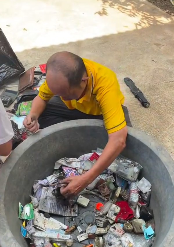 ไฟไหม้บ้าน รื้อทำความสะอาดเจอซองยาซุกเพียบ เปิดออกมาพบเงินครึ่งล้าน ไฟไหม้บ้าน รื้อทำความสะอาดเจอซองยาซุกเพียบ เปิดออกมาพบเงินครึ่งล้าน