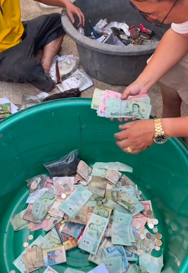 ไฟไหม้บ้าน รื้อทำความสะอาดเจอซองยาซุกเพียบ เปิดออกมาพบเงินครึ่งล้าน ไฟไหม้บ้าน รื้อทำความสะอาดเจอซองยาซุกเพียบ เปิดออกมาพบเงินครึ่งล้าน