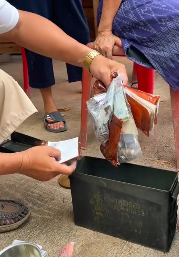 ไฟไหม้บ้าน รื้อทำความสะอาดเจอซองยาซุกเพียบ เปิดออกมาพบเงินครึ่งล้าน ไฟไหม้บ้าน รื้อทำความสะอาดเจอซองยาซุกเพียบ เปิดออกมาพบเงินครึ่งล้าน