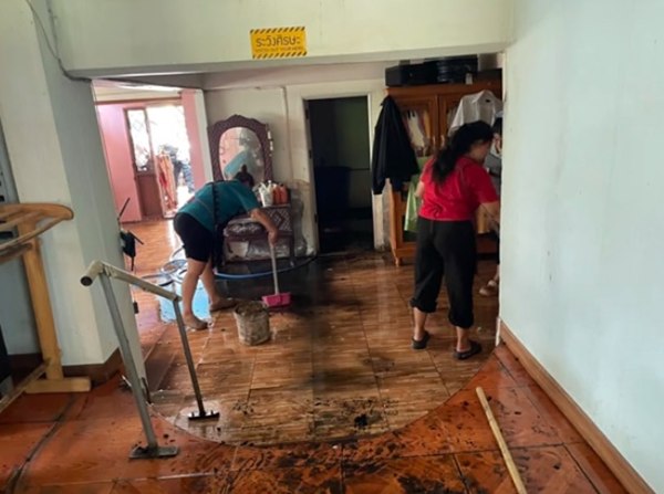 ไฟไหม้บ้าน รื้อทำความสะอาดเจอซองยาซุกเพียบ เปิดออกมาพบเงินครึ่งล้าน ไฟไหม้บ้าน รื้อทำความสะอาดเจอซองยาซุกเพียบ เปิดออกมาพบเงินครึ่งล้าน