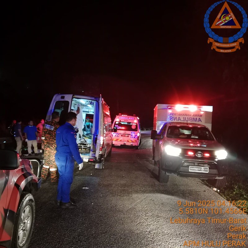 รถบัสนักศึกษามาเลย์คว่ำ มากัน 42 คน ดับ 15 ศพ บาดเจ็บอีกอื้อ รถบัสนักศึกษามาเลย์คว่ำ มากัน 42 คน ดับ 15 ศพ บาดเจ็บอีกอื้อ