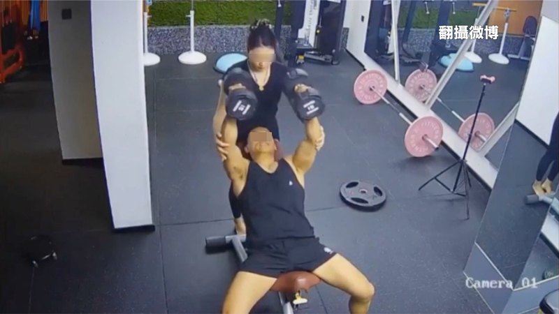 โค้ชสาวช่วยหนุ่มออกกำลังกาย ถูกวิจารณ์ ใช้วิธีก้มต่ำสร้างแรงใจ เหมาะหรือไม่ โค้ชสาวช่วยหนุ่มออกกำลังกาย ถูกวิจารณ์ ใช้วิธีก้มต่ำสร้างแรงใจ เหมาะหรือไม่