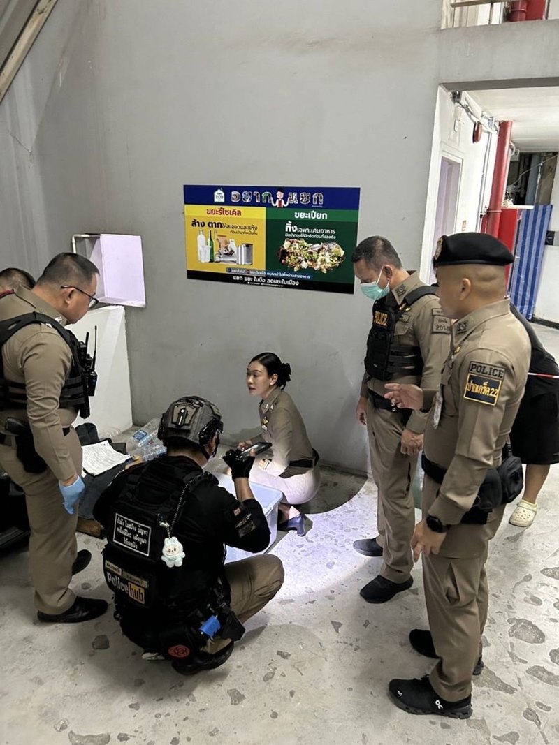 เงิน 12 ล้าน ถูกซุกกล่องพลาสติก วางทิ้งข้างกองขยะ ด้าน ตร. เร่งหาเจ้าของ เงิน 12 ล้าน ถูกซุกกล่องพลาสติก วางทิ้งข้างกองขยะ ด้าน ตร. เร่งหาเจ้าของ