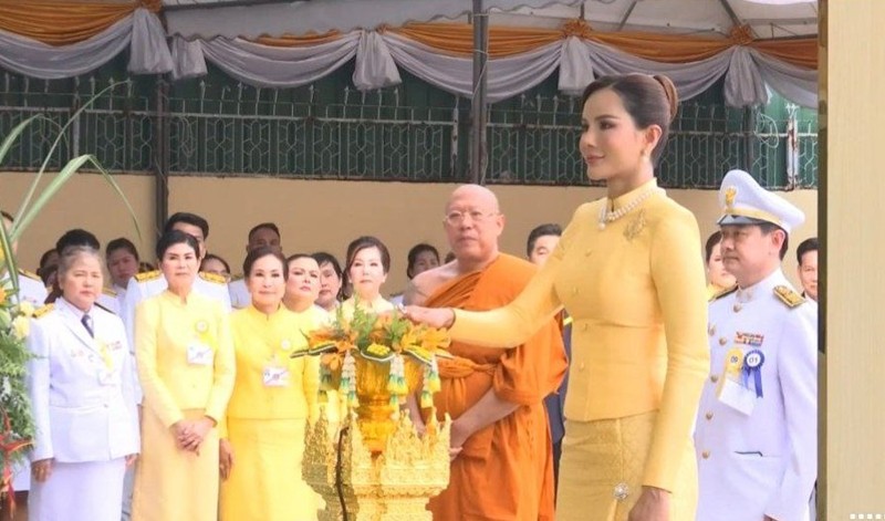 โปรดเกล้าฯ คุณหญิงปภัสสร วัชรหทัยพัทธ์ เป็นผู้แทนพระองค์ พิธียกช่อฟ้า วัดไผ่ล้อม โปรดเกล้าฯ คุณหญิงปภัสสร วัชรหทัยพัทธ์ เป็นผู้แทนพระองค์ พิธียกช่อฟ้า วัดไผ่ล้อม