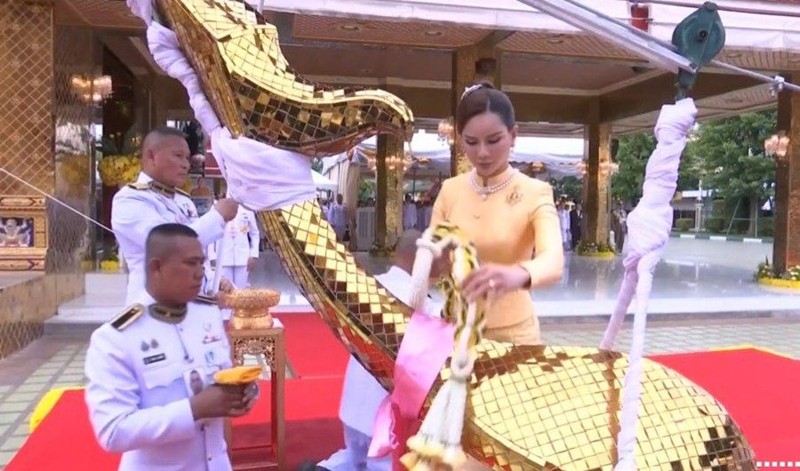 โปรดเกล้าฯ คุณหญิงปภัสสร วัชรหทัยพัทธ์ เป็นผู้แทนพระองค์ พิธียกช่อฟ้า วัดไผ่ล้อม โปรดเกล้าฯ คุณหญิงปภัสสร วัชรหทัยพัทธ์ เป็นผู้แทนพระองค์ พิธียกช่อฟ้า วัดไผ่ล้อม