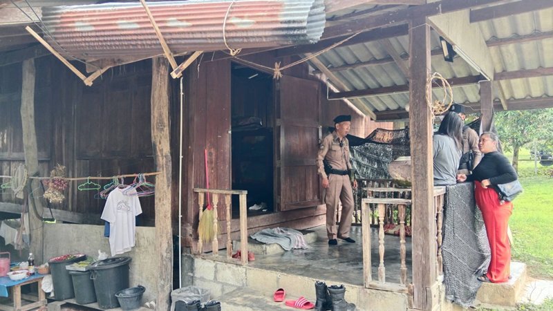 ตำรวจอมก๋อย โดนชาวบ้านเรียกไปกล่อมเด็กไปโรงเรียน เป็นทุกอย่างให้เธอแล้ว ตำรวจอมก๋อย โดนชาวบ้านเรียกไปกล่อมเด็กไปโรงเรียน เป็นทุกอย่างให้เธอแล้ว