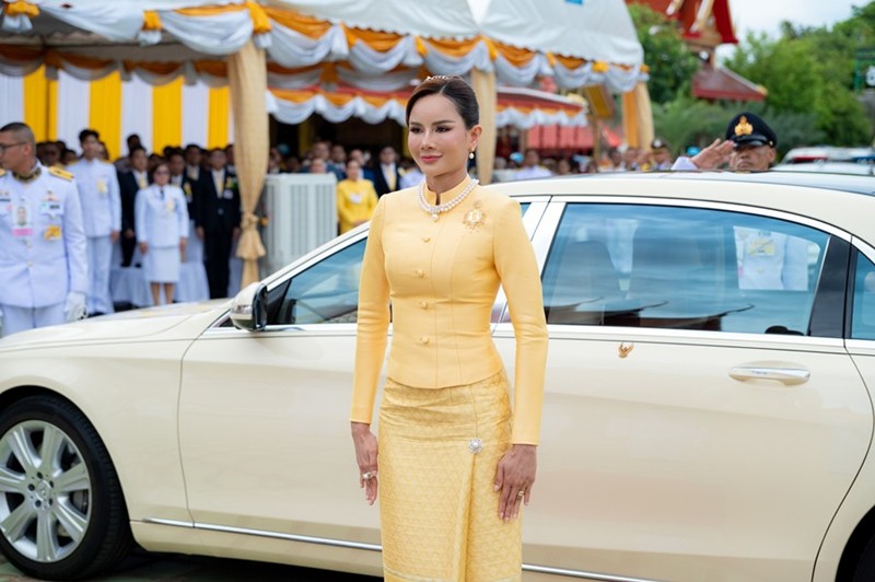 โปรดเกล้าฯ คุณหญิงปภัสสร วัชรหทัยพัทธ์ เป็นผู้แทนพระองค์ พิธียกช่อฟ้า วัดไผ่ล้อม โปรดเกล้าฯ คุณหญิงปภัสสร วัชรหทัยพัทธ์ เป็นผู้แทนพระองค์ พิธียกช่อฟ้า วัดไผ่ล้อม