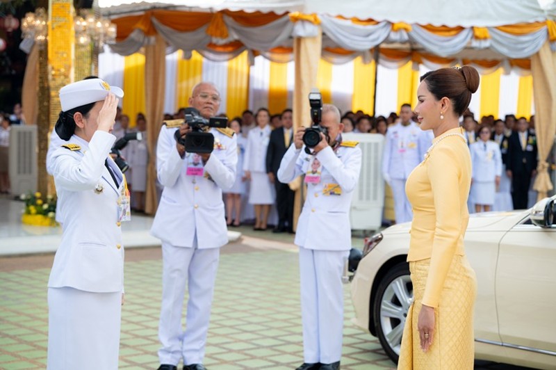 โปรดเกล้าฯ คุณหญิงปภัสสร วัชรหทัยพัทธ์ เป็นผู้แทนพระองค์ พิธียกช่อฟ้า วัดไผ่ล้อม โปรดเกล้าฯ คุณหญิงปภัสสร วัชรหทัยพัทธ์ เป็นผู้แทนพระองค์ พิธียกช่อฟ้า วัดไผ่ล้อม