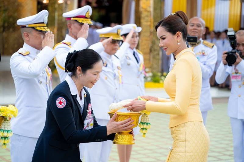 โปรดเกล้าฯ คุณหญิงปภัสสร วัชรหทัยพัทธ์ เป็นผู้แทนพระองค์ พิธียกช่อฟ้า วัดไผ่ล้อม โปรดเกล้าฯ คุณหญิงปภัสสร วัชรหทัยพัทธ์ เป็นผู้แทนพระองค์ พิธียกช่อฟ้า วัดไผ่ล้อม