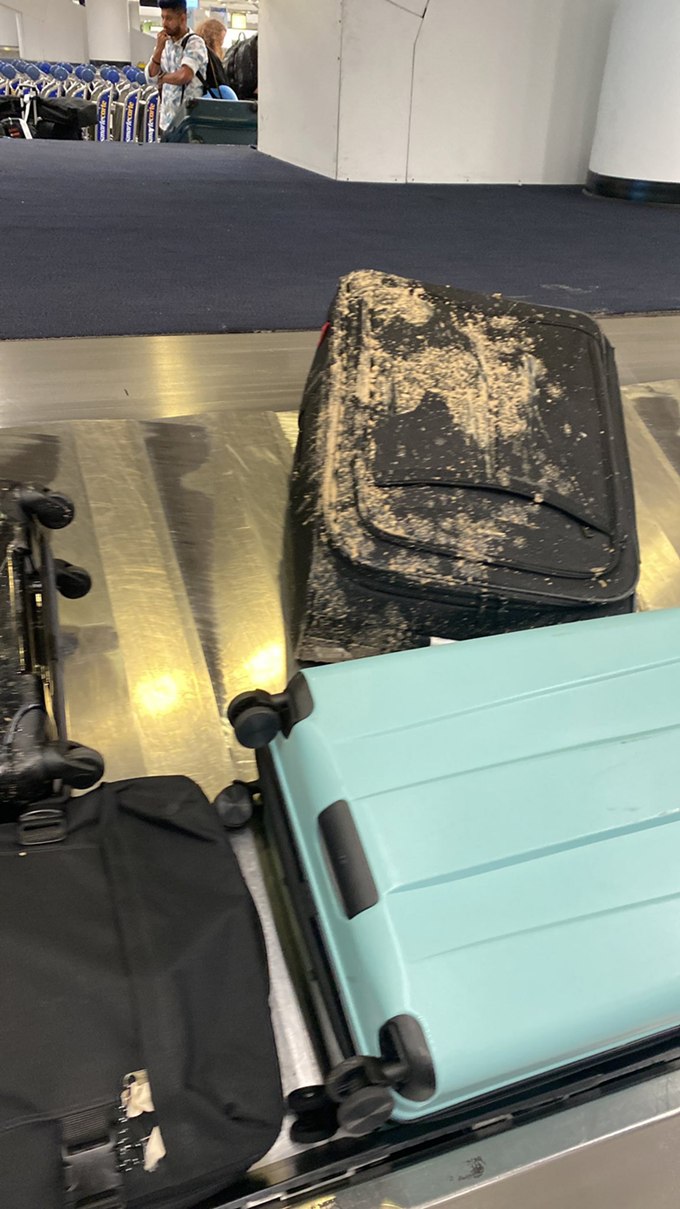 ผดส. โวย รับกระเป๋าที่สายพาน มาพร้อมคราบปริศนา คล้ายเปื้อนขี้ ผดส. โวย รับกระเป๋าที่สายพาน มาพร้อมคราบปริศนา คล้ายเปื้อนขี้