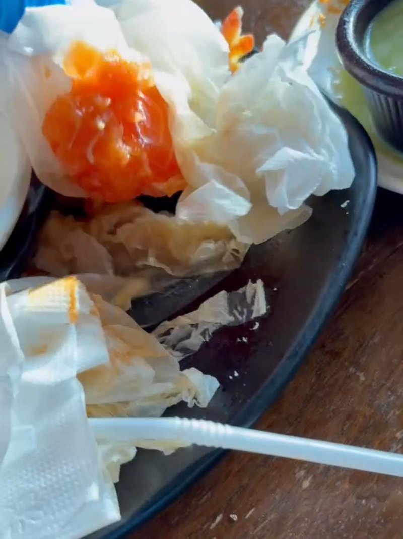 ร้านบุฟเฟต์หรูช็อก ลูกค้ากินเหลือ 8 ขีด ซุกหม้อชาบู เคี้ยวทิ้งยัดทิชชู ร้านบุฟเฟต์หรูช็อก ลูกค้ากินเหลือ 8 ขีด ซุกหม้อชาบู เคี้ยวทิ้งยัดทิชชู