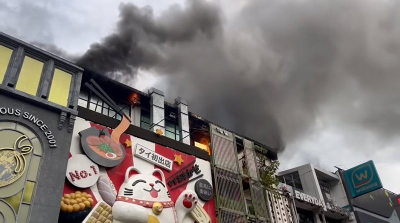 ไฟไหม้ร้านสปาใกล้สยาม ซอย 3 วอด 3 คูหา ไฟไหม้ร้านสปาใกล้สยาม ซอย 3 วอด 3 คูหา