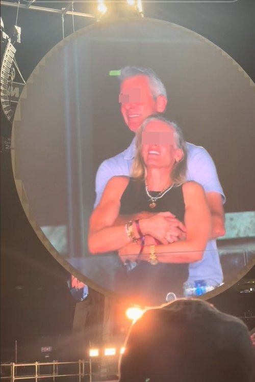 CEO บ. ใหญ่ แอบเล่นชู้หัวหน้า HR กอดกันฉ่ำ โป๊ะแรงกลางคอนเสิร์ต Coldplay CEO บ. ใหญ่ แอบเล่นชู้หัวหน้า HR กอดกันฉ่ำ โป๊ะแรงกลางคอนเสิร์ต Coldplay