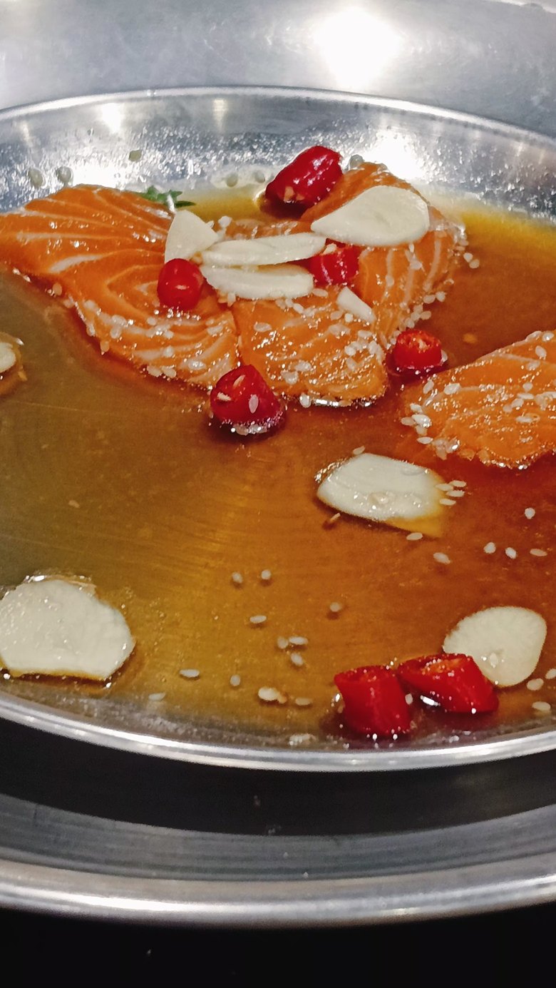 สั่งแซลมอนดองร้านดัง เจอก้อนสีดำ พนักงานบอกเป็นเครื่องเทศ ใช่หรือ สั่งแซลมอนดองร้านดัง เจอก้อนสีดำ พนักงานบอกเป็นเครื่องเทศ ใช่หรือ