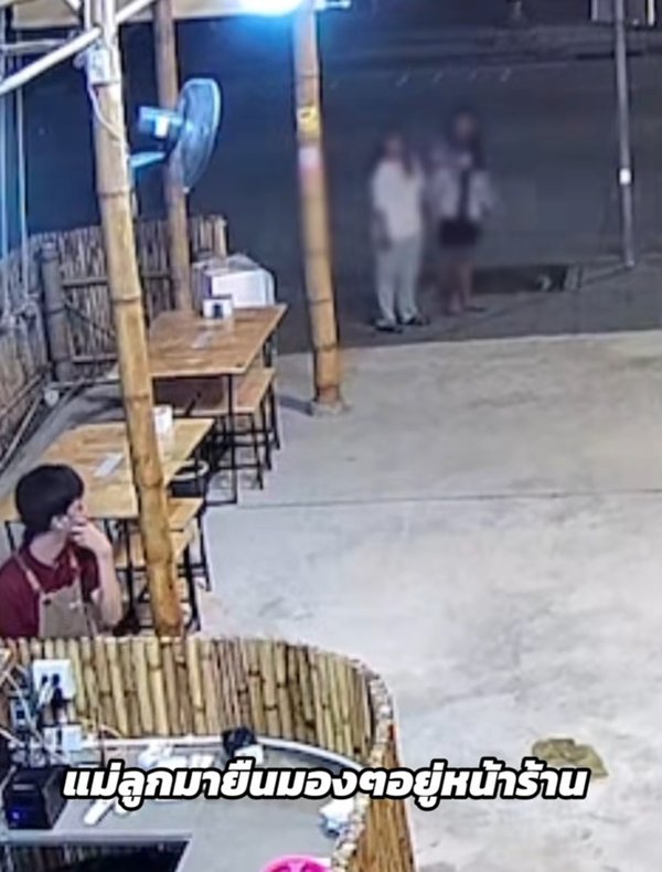 แม่ลูกขอล้างจานแลกข้าว ร้านใจดีให้เลย ดูวงจรปิดเจอทำแบบนี้ใส่ แม่ลูกขอล้างจานแลกข้าว ร้านใจดีให้เลย ดูวงจรปิดเจอทำแบบนี้ใส่