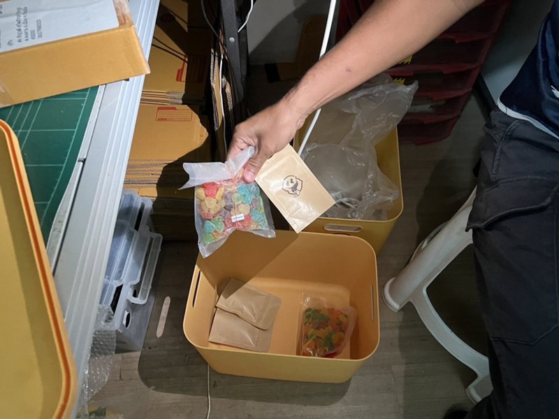 ทลายแหล่งผลิต เยลลี่-คุกกี้ กัญชา ผงะเปลี่ยนส้วมเป็นห้องผสมสูตร ทลายแหล่งผลิต เยลลี่-คุกกี้ กัญชา ผงะเปลี่ยนส้วมเป็นห้องผสมสูตร