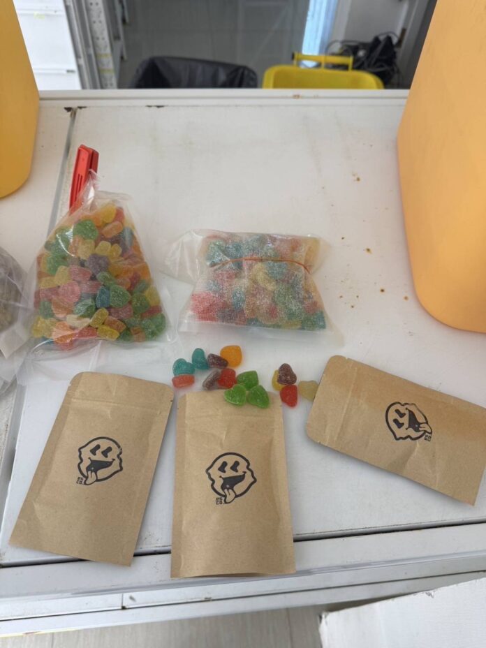 ทลายแหล่งผลิต เยลลี่-คุกกี้ กัญชา ผงะเปลี่ยนส้วมเป็นห้องผสมสูตร ทลายแหล่งผลิต เยลลี่-คุกกี้ กัญชา ผงะเปลี่ยนส้วมเป็นห้องผสมสูตร