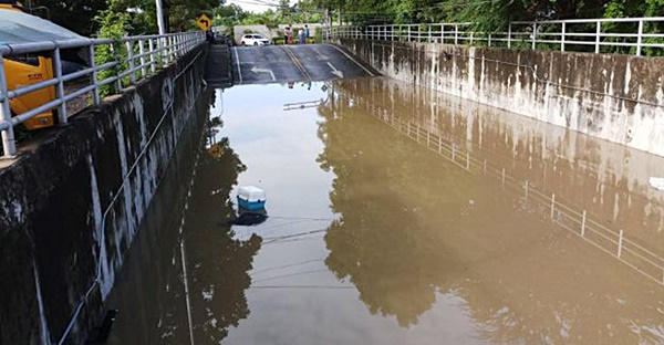 รถดับในอุโมงค์ น้ำทะลักท่วมดับคารถ รถดับในอุโมงค์ น้ำทะลักท่วมดับคารถ