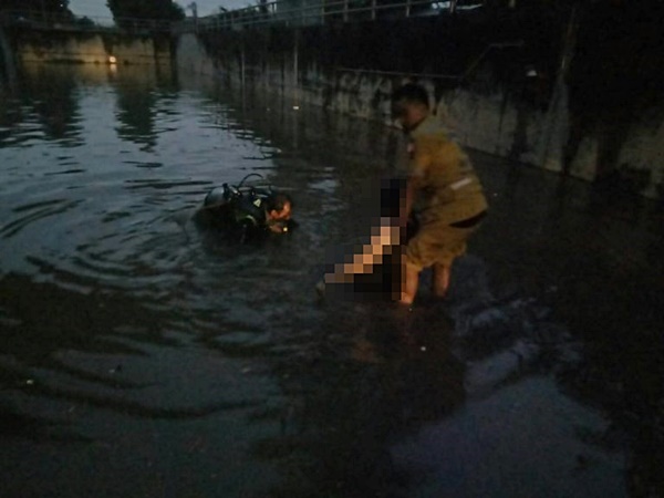 รถดับในอุโมงค์ น้ำทะลักท่วมดับคารถ รถดับในอุโมงค์ น้ำทะลักท่วมดับคารถ