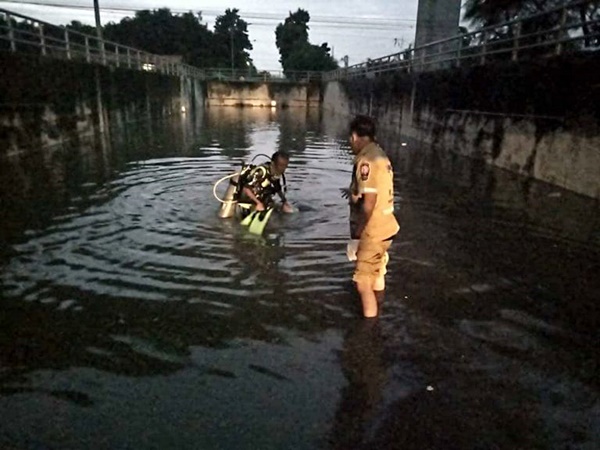 รถดับในอุโมงค์ น้ำทะลักท่วมดับคารถ รถดับในอุโมงค์ น้ำทะลักท่วมดับคารถ