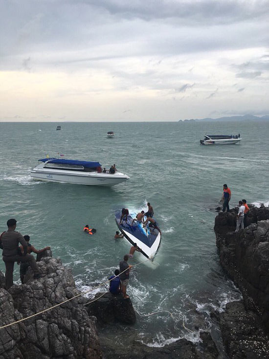 เรือสปีดโบ๊ท พลิกคว่ำกลางทะเลสมุย สาวต่างชาติดับ 1 ราย เรือสปีดโบ๊ท พลิกคว่ำกลางทะเลสมุย สาวต่างชาติดับ 1 ราย