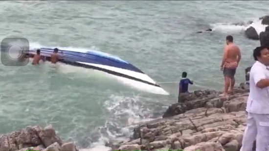 เรือสปีดโบ๊ท พลิกคว่ำกลางทะเลสมุย สาวต่างชาติดับ 1 ราย เรือสปีดโบ๊ท พลิกคว่ำกลางทะเลสมุย สาวต่างชาติดับ 1 ราย