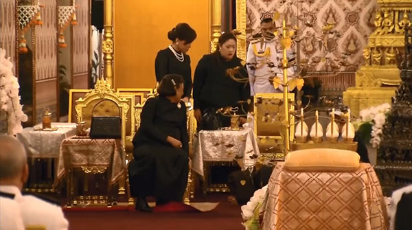 ฟ้าหญิงจุฬาภรณ์ฯ ถวายความเคารพต่อ ทูลกระหม่อมหญิงอุบลรัตน์ฯ แม้พระยศน้อยกว่า ฟ้าหญิงจุฬาภรณ์ฯ ถวายความเคารพต่อ ทูลกระหม่อมหญิงอุบลรัตน์ฯ แม้พระยศน้อยกว่า