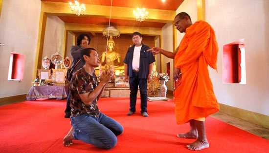 รวบโจรขโมยรูปหล่อสมเด็จพระนเรศวร เอาเงินไปซื้อเหล้ากิน รวบโจรขโมยรูปหล่อสมเด็จพระนเรศวร เอาเงินไปซื้อเหล้ากิน