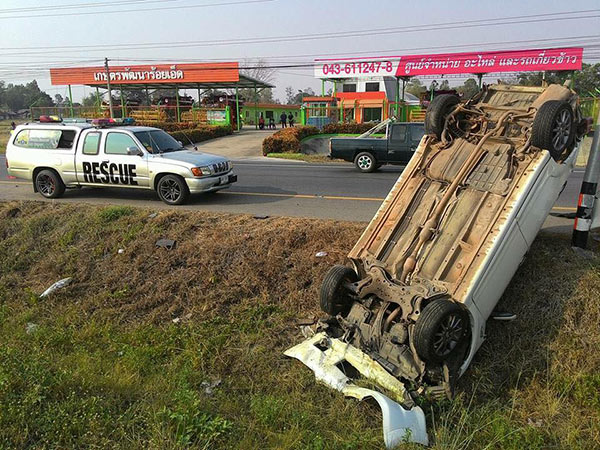 จวกยับ ! คลิปกระบะขับย้อนศร รถแวนหักหลบ เสียหลักพุ่งลงเกาะกลาง