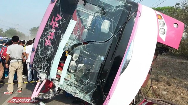 รถทัวร์หลุดโค้งพลิกคว่ำที่มหาสารคาม