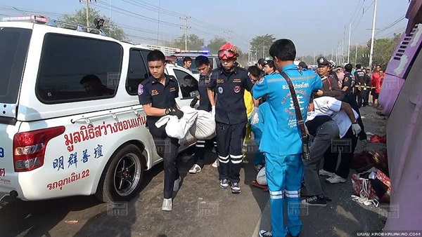 รถทัวร์หลุดโค้งพลิกคว่ำที่มหาสารคาม