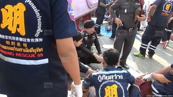 รถทัวร์หลุดโค้งพลิกคว่ำที่มหาสารคาม