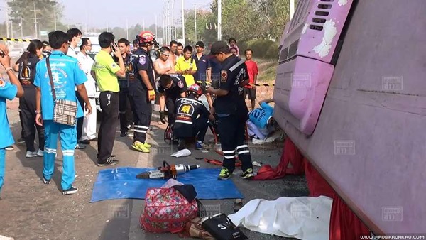 รถทัวร์หลุดโค้งพลิกคว่ำที่มหาสารคาม