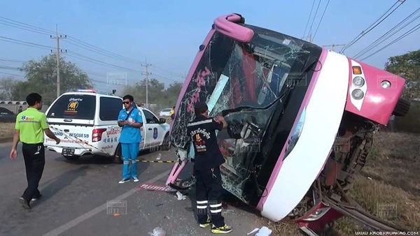 รถทัวร์หลุดโค้งพลิกคว่ำที่มหาสารคาม