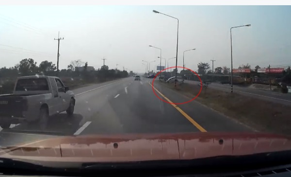 จวกยับ ! คลิปกระบะขับย้อนศร รถแวนหักหลบ เสียหลักพุ่งลงเกาะกลาง