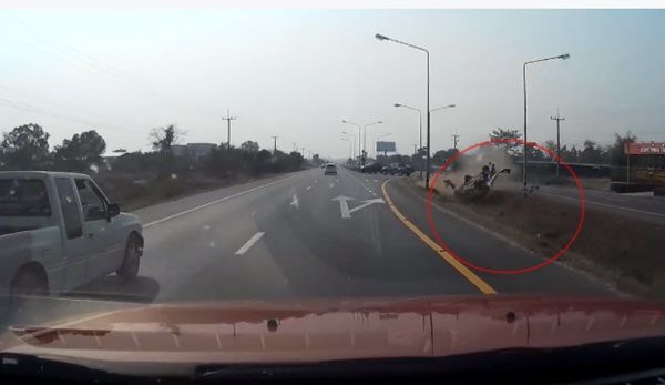 จวกยับ ! คลิปกระบะขับย้อนศร รถแวนหักหลบ เสียหลักพุ่งลงเกาะกลาง