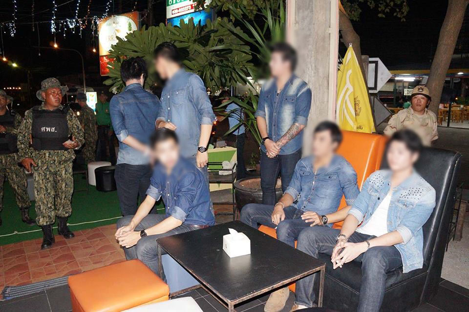 ระยองเข้ม ! บุกจับบาร์โฮสต์หนุ่มหล่อ พบลูกค้าสาววัยกลางคนพรึ่บ ระยองเข้ม ! บุกจับบาร์โฮสต์หนุ่มหล่อ พบลูกค้าสาววัยกลางคนพรึ่บ