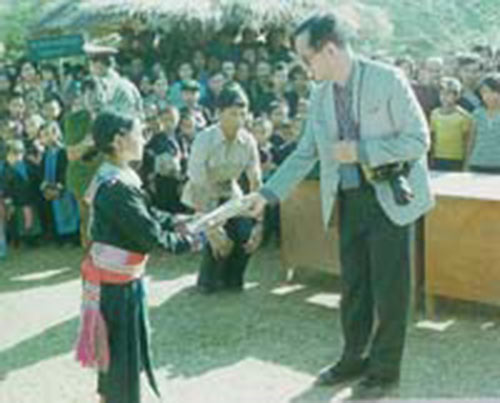 ในหลวง ร.9 ตรัสถึงเด็กชาวเขา... ฝากครูดูแลด้วยนะ ตัวฉันอยู่ไกล ในหลวง ร.9 ตรัสถึงเด็กชาวเขา... ฝากครูดูแลด้วยนะ ตัวฉันอยู่ไกล