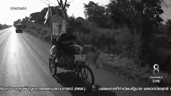 คุณตาพิการวัย 84 โยกรถเข็นพระราชทานเข้ากรุง ถวายสักการะพระบรมศพ คุณตาพิการวัย 84 โยกรถเข็นพระราชทานเข้ากรุง ถวายสักการะพระบรมศพ