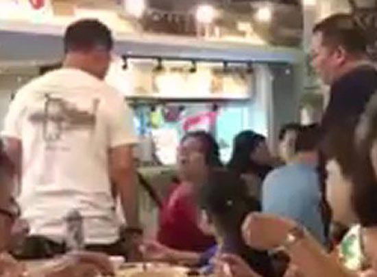 ชาวเน็ตเดือด คลิปหญิงด่าพนักงานหูหนวก-เป็นใบ้ยับ หลังเก็บโต๊ะเพราะเข้าใจผิด ชาวเน็ตเดือด คลิปหญิงด่าพนักงานหูหนวก-เป็นใบ้ยับ หลังเก็บโต๊ะเพราะเข้าใจผิด