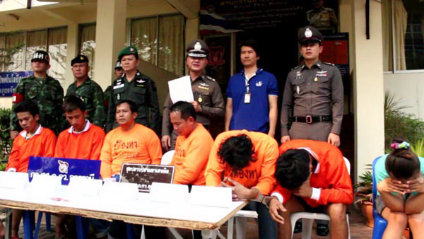 แชร์ว่อน ! คลิปตำรวจล้อมจับคนร้ายค้ายาบ้า บู๊สนั่นอย่างกับในหนัง