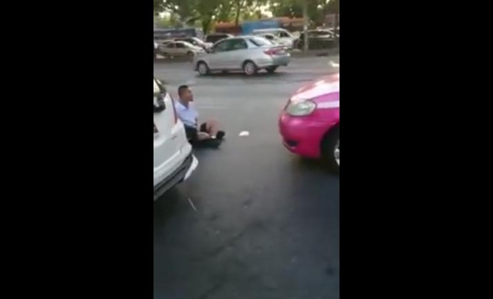 คลิปนักเรียนโวยแท็กซี่กลางถนน หลังไม่รับผู้โดยสาร คลิปนักเรียนโวยแท็กซี่กลางถนน หลังไม่รับผู้โดยสาร