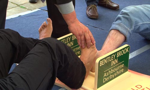 อังกฤษจัดแข่งงัดข้อนิ้วเท้าชิงแชมป์โลกประจำปี 2013 อังกฤษจัดแข่งงัดข้อนิ้วเท้าชิงแชมป์โลกประจำปี 2013