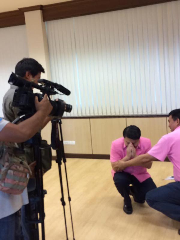 หมอเปรม ก้มไหว้นักข่าว หมอเปรม ก้มไหว้นักข่าว