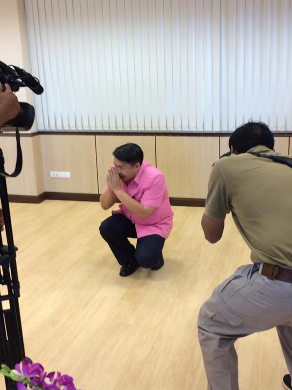 หมอเปรม ก้มไหว้นักข่าว หมอเปรม ก้มไหว้นักข่าว