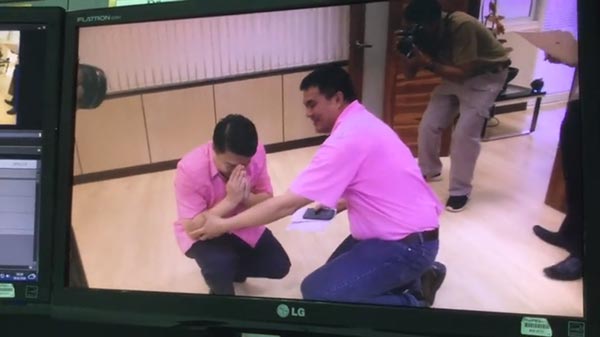 หมอเปรม ก้มไหว้นักข่าว หมอเปรม ก้มไหว้นักข่าว