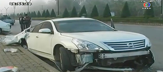 รถชนเสาไฟฟ้า รถชนเสาไฟฟ้า