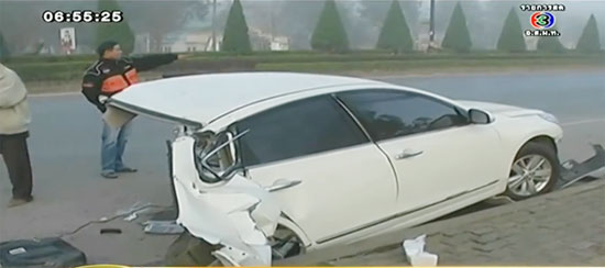 รถชนเสาไฟฟ้า รถชนเสาไฟฟ้า